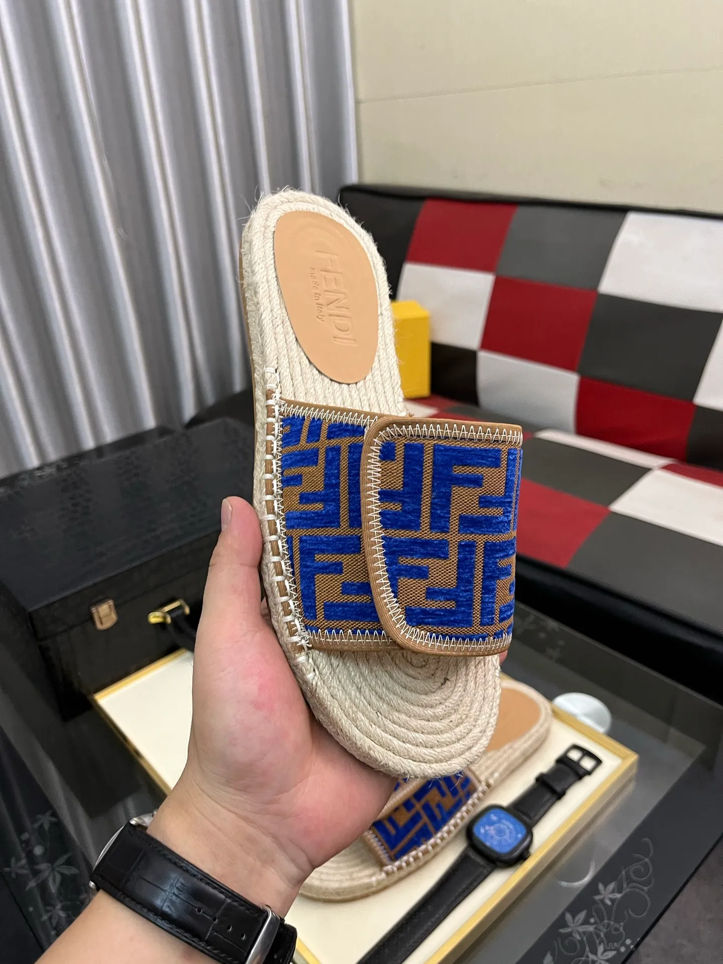Men's shoes💰320⌚️⌚️[FENDI~Fendi slippers] High-end men's shoes brand official website 1:1 latest masterpiece: original mold customization, fabrics made of imported original materials, upgraded outsole, lighter, top quality in the market, simple and tasteful, a must-have for fashionistas, fashion is at your feet, full of confidence, the same style at the counter👍The season of summer slippers is here. Yardage: 38-44. Can be customized45.46.47